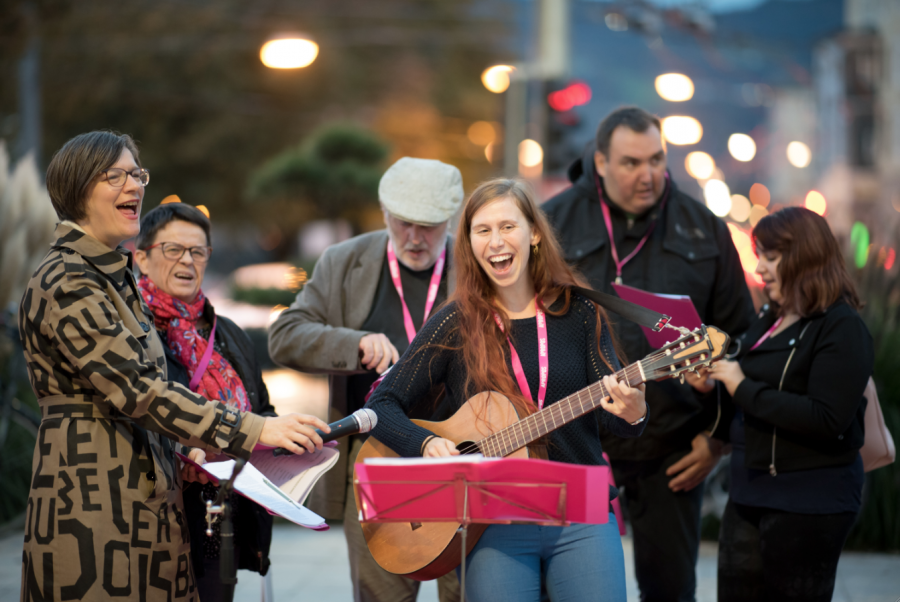 Motto: Schiefe Töne sind egal, denn Singen ist Freude, darum geht's!