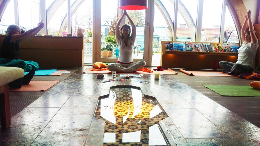 Chefredakteurin Michaela Gründler leitet die Yoga-Gruppe.