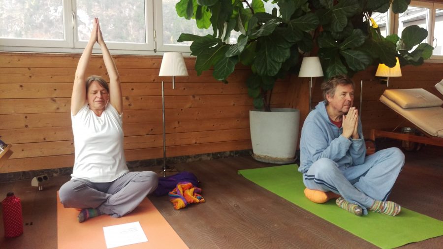 In jeder Yoga Stunde wird gedehnt und gekräftigt und anschließend entspannt.