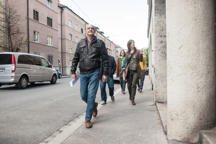 Georg Aigner stellt beim Spaziergang die Einrichtungen rund um den Bahnhof vor, wo sich Menschen, die am Rand stehen, hinwenden können.